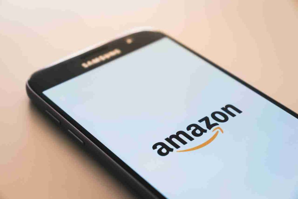 Un teléfono móvil con el logo de Amazon en la pantalla