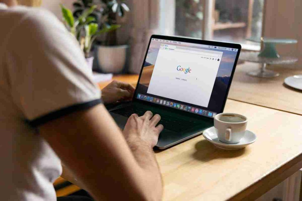 Una persona delante de un ordenador usando Google 