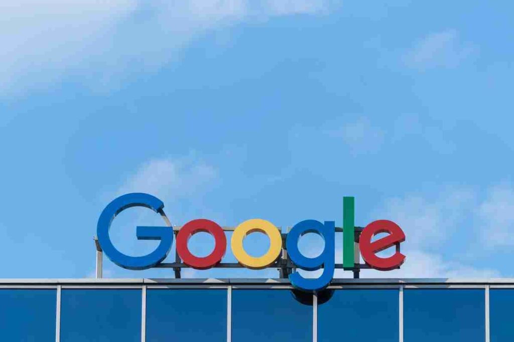 Las letras de la compañia de Google en una de sus oficinas de negocios